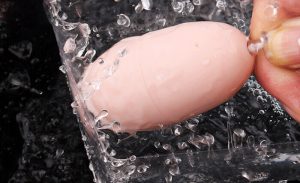 Mô tả trứng rung tình yêu Joker: Máy rung Joker có thiết kế vô cùng thú vị, kiểu dáng hoàn toàn độc đáo và rất khác biệt so với các loại trứng rung tình yêu khác. Màu hồng là màu chủ đạo của sản phẩm này, rất nữ tính và vô cùng trang nhã. Sản phẩm gồm 1 điều khiển từ xa và 3 trứng rung thủ dâm: đầu trứng rung có lưỡi massage âm vật cực cao, đầu trứng kích thước nguyên thủy và đầu trứng dài nhỏ. Tùy theo sở thích mà bạn có thể chọn phần đầu trứng để thủ dâm. Trứng rung tình yêu Joker nhựa ABS và silicone cấp y tế là hai chất liệu chính được sử dụng để làm nên mẫu trứng rung này. Hai chất liệu này được đánh giá là hoàn toàn an toàn khi tiếp xúc với da và chống thấm nước 100%, cực bền. Về chức năng, mẫu máy rung tình yêu Joker có tới 20 chế độ rung khác nhau. Với cách này bạn có thể thoải mái cài đặt mức độ rung mạnh / nhẹ mà mình mong muốn để có những trải nghiệm tuyệt vời nhất. Một trong những ưu điểm tuyệt vời của mẫu sản phẩm trứng rung tình yêu Joker này là có thể sạc qua cáp USB, giống như các mẫu điện thoại di động. Tính năng này cho phép bạn dễ dàng sạc pin mà không lo bị gián đoạn khi chụp ảnh selfie, và quan trọng hơn là tiết kiệm chi phí vận hành đáng kể. Trứng rung tình yêu Joker  giúp chị em thủ dâm một cách an toàn nhất mọi lúc mọi nơi mà mình muốn. Tránh xa nhất có thể khả năng lây nhiễm các bệnh nguy hiểm như HIV, sùi mào gà, giang mai… qua con đường quan hệ tình dục không an toàn. Giảm căng thẳng và mệt mỏi sau giờ học / làm việc. Gái FA giúp bạn bớt cô đơn, kích thích khoái cảm thủ dâm tự sướng giải quyết sinh lý.